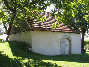 Sromlje - Zidanica pri cerkvi sv. Janeza Nepomuka
