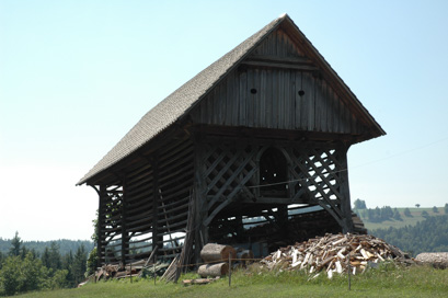Zavodnje - Kozolec na domačiji Zavodnje 36