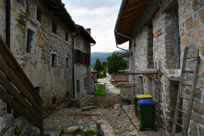 Robidišče - Hiša z gospodarskimi poslopji Robidišče 8
