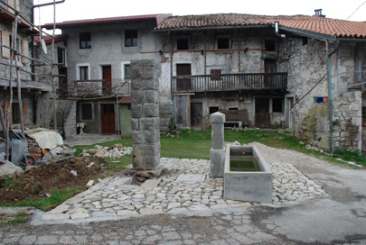 Robidišče - Hiša in gospodarski objekt Robidišče 12