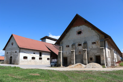 Loka pri Mengšu - Grajski hlevi