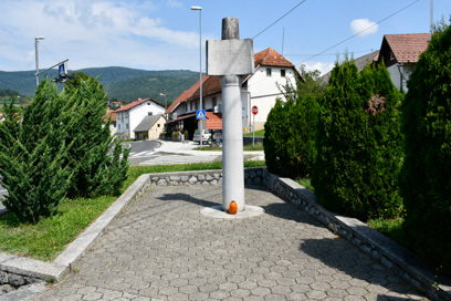 Dolnji Suhor pri Metliki - Spomenik 14. diviziji