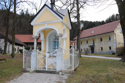 Motnik - Kapelica na trgu