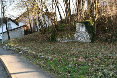 Hrastje pri Šentjerneju - Spominska plošča na sadni sušilnici