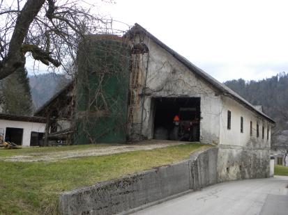 Dolenja vas v Selški dolini - Hlev s skednjem pri hiši Dolenja vas 21