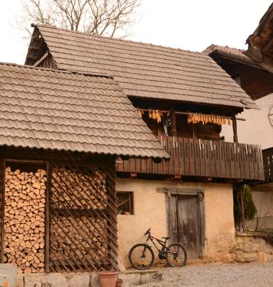 Veliki Kal pri Mirni Peči - Kašča pri hiši Veliki Kal 15