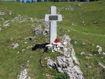 Pokljuka - Spominsko znamenje pastirčkoma na planini Klek