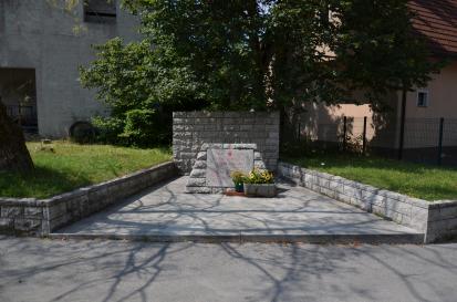 Laže - Spomenik padlim in žrtvam NOB