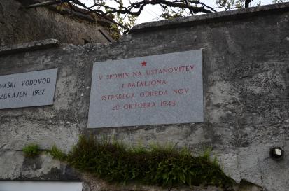 Ostrovica - Spominska plošča ustanovitvi vojaške enote
