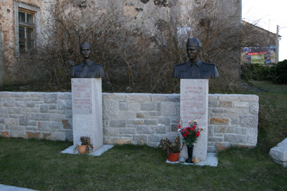 Senožeče - Spomenik padlim in žrtvam NOB