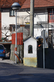 Idrija - Znamenje za gradom