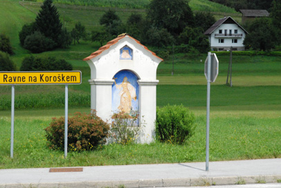 Kotlje - Znamenje ob križišču pred naseljem