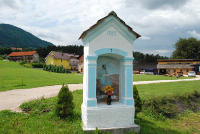 Podgora pri Kotljah - Znamenje pri cerkvi sv. Mohorja in Fortunata