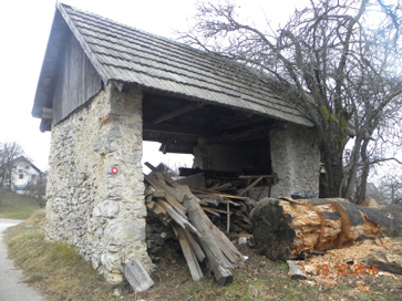 Križna Gora nad Škofjo Loko - Sušilnica pri hiši Križna Gora 21