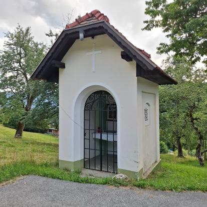 Planina pod Golico - Kapelica sredi vasi