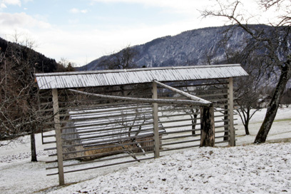 Plavški Rovt - Sušilnica in kozolec pri hiši Plavški Rovt 14