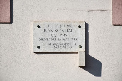 Novo mesto - Spominska plošča Ivanu Koštialu