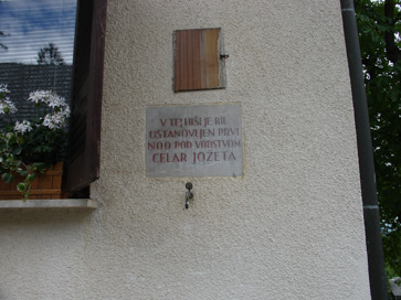 Mače - Spominska plošča ustanovitvi vaškega NOO