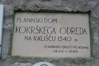 Bašelj - Spominska plošča na Planinskem domu na Kališču