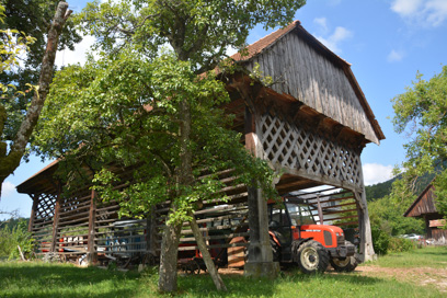 Stranje pri Senovem - Toplar nasproti razpela
