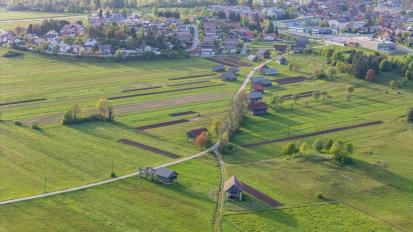 Cerknica - Skupina kozolcev na Cerkniškem polju