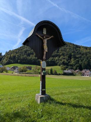 Zgornja Besnica pri Kranju - Razpelo ob poti k cerkvi