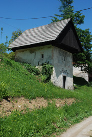 Gorenja Kanomlja - Kašča, hlev in kovačija na domačiji pri Jevaniš