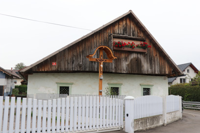 Kranj - Razpelo ob hiši Kurirska pot 9