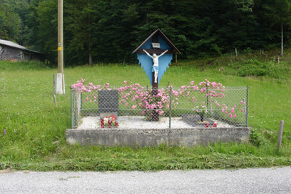 Hruševka - Grob Pavleta Korošca in grobišče Drolčeve družine