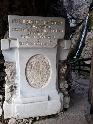 Ukanc - Spominska plošča nadvojvodi Johanu pri slapu Savica