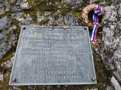 Belica - Spominska plošča borcem 1. bataljona Dolomitskega odreda