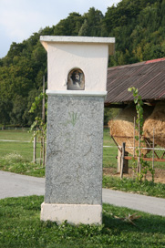 Grad pri Cerkljah - Slopno znamenje jugovzhodno od vasi