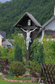 Grad pri Cerkljah - Razpelo ob križišču v južnem delu vasi