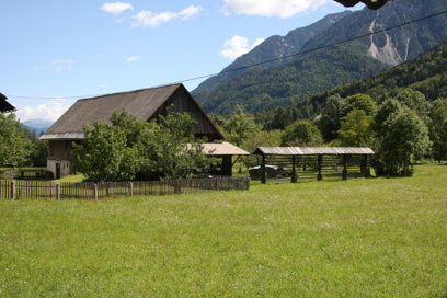 Log pri Kranjski Gori - Gospodarsko poslopje in kozolec pri hiši Log 3