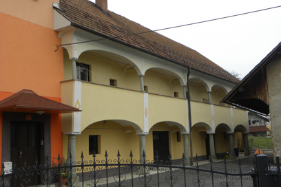 Zgornje Gameljne - Hlev s kaščo pri hiši Zgornje Gameljne 38