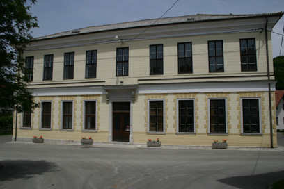 Slavina pri Postojni - Šola