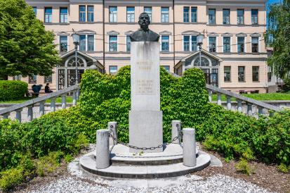Postojna - Spomenik Miroslavu Vilharju