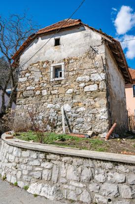 Strane - Zidanica na domačiji Strane 20