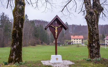 Črni Vrh nad Idrijo - Leseno znamenje ob cesti v Griže