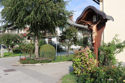 Velesovo - Razpelo ob hiši Velesovo 10