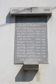 Zalog pri Cerkljah - Spominski plošči na cerkvi