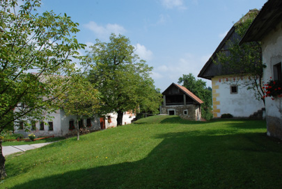 Zavratec - Hiša in kašča na domačiji pri Brnku