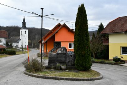 Laze pri Uršnih Selih - Spomenik NOB