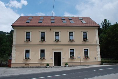 Spodnja Idrija - Šola Na vasi