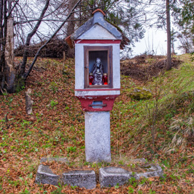 Godovič - Znamenje Sedeči menih
