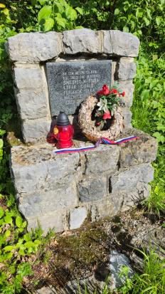 Jelični Vrh - Spominska plošča talcem