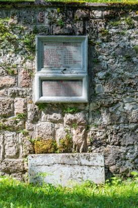 Idrijska Bela - Spominski plošči padlim borcem in talcem