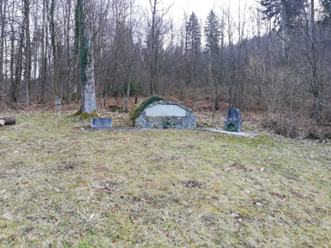 Dolnji Ajdovec - Spominska plošča NOB na Frati