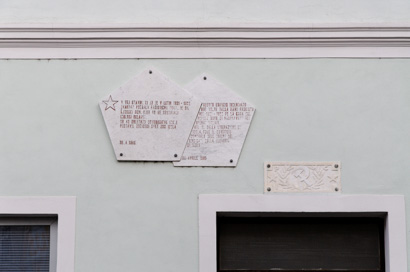 Izola - Spominski plošči na Ljudskem domu