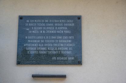 Grgarske Ravne - Spominska plošča padlim borcem v NOB